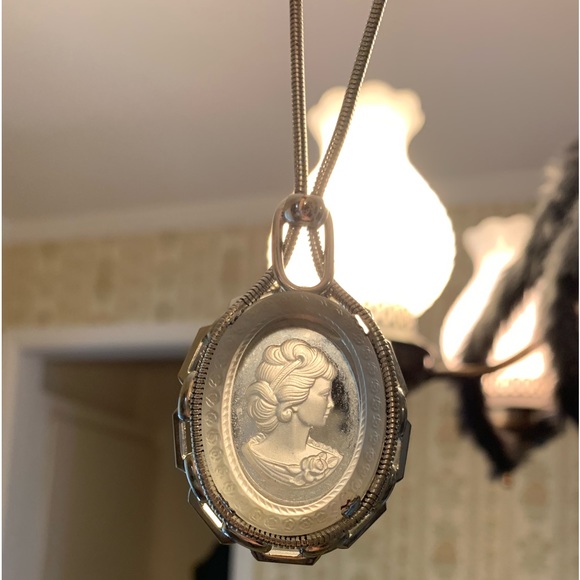 Light Reflecting Glass Cameo with silver tone rope chain-possibly Avon Jewelry - Picture 3 of 5